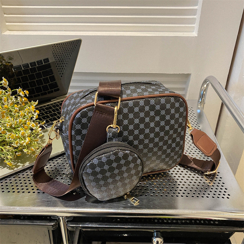 RetroCharm Shell Crossbody