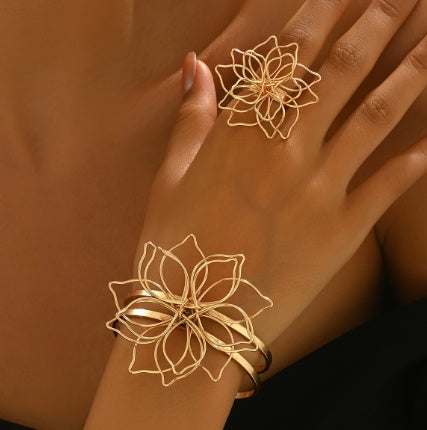Elegant Geometric Lattice Flower Ring